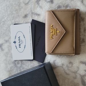 EUC Prada Vitello Move mini wallet Cammeo